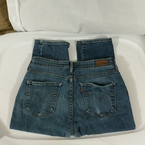 Levi's Mid Rise Slim Straight Leg Demi Curve Medium Wash Jeans - size 28 - Picture 8 of 10